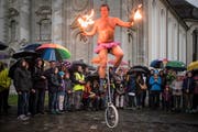 Barbäuchig mit Fackeln auf dem Hochrad: Ausser am Strassenkunstspektakel "Aufgetischt" dürfte man so eine Szene auf dem St.Galler Klosterplatz nie erleben. (Bild: Benjamin Manser - 12. Mai 2017)