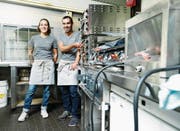 Geschäftsführerin Romana Müller und Pächter Pasquale Sciangula freuen sich auf den Start im Badi-Beizli. (Bild: Stefan Kaiser (Cham, 9. Mai 2018))