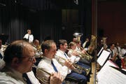 Mitglieder der «Schwandermuisig» spielen am Jahreskonzert in der Turnhalle Stalden. (Bild: Marion Wannemacher (Stalden, 12. Mai 2018))