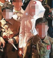Kämpfer und Krankenschwester: Szene aus dem Schülertheater über die Schlacht bei Gallipolli. (Bild: «Sonntags-Blick»)