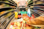 Besteht eine Notwendigkeit zu längeren Ladenöffnungszeiten? (Bild: Philipp Schmidli / Neue LZ)