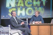 Reto Wyss auf dem Bett, Michael Elsener hinter dem Pult. (Bild: Pius Amrein (Luzern, 2. Mai 2018))