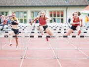 Géraldine Ruckstuhl (Mitte) distanziert über 100 Meter Hürden Annik Kälin (links) und Lena Wunderlin (rechts). (Bild: Roger Grütter (Willisau, 5. Mai 2018))