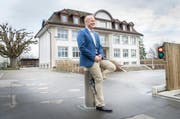 Blockiert die Einfahrt ins Schulzentrum Bernegg: Schulleiter Ralph Huber sitzt auf dem bewährten Poller. (Bild: Andrea Stalder)