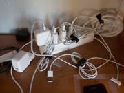 Für Ladegeräte musste 2017 besonders oft ein Verkaufsverbot ausgesprochen werden. (Bild: KEYSTONE/GAETAN BALLY)