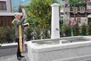 Pfarrer Daniel Durrer segnet den restaurierten Haltenbrunnen. (Bild: Philipp Unterschütz (Sachseln, 8. Mai 2018))