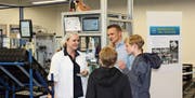 Bei der Betriebsbesichtigung wurden die einzelnen Stationen den Besuchern vorgestellt. (Bild: Marijan Kelava)