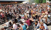 Zahlreiche Musiker, Schüler und Gäste genossen das 40-Jahr-Jubiläum. (Bild: Benjamin Schmid)