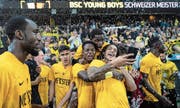 Der Start in eine lange Nacht: Kevin Mbabu (mit Smartphone) und seine Teamkollegen in Feierlaune. (Bild: Urs Lindt/Freshfocus (Bern, 28. April 2018))