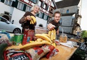 Hermine Schuler und Jerry Arnold bereiten den Tisch mit den Esswaren vor. (Bild: Stefan Kaiser (Zug, 24. April 2018))