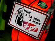 Die SNCF-Angestellten fürchten den Tod des Unternehmens und setzen ihren Streik fort (Bild: KEYSTONE/AP/FRANCOIS MORI)