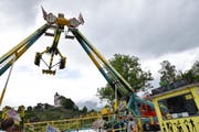 Impression vom Buchser Jahrmarkt: Nervenkitzel vor der malerischen Kulisse von Schloss Werdenberg. (Bild: Heini Schwendener)
