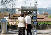 Literaturtage für Publikum und Prominenz: Passanten vor dem offenen Bücherschrank an der 38. Ausgabe des Literaturfests im Jahr 2016 und hoher Besuch von Schriftsteller Günter Grass im Restaurant Kreuz (Mai 1998). (Bilder: Peter Klaunzer,)