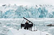 Zwischen Klassik und Pop: Ludovico Einaudi spielt auf einem Gletscher in Norwegen. (Bild: Pedro Armestre/EPA (Wahlenbergbreen, 20. Juni 2016))