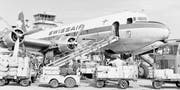 Die «Unterwalden», hier in den 1950er-Jahren zu sehen, wird auf dem Flughafen Zürich beladen. (Bild:)