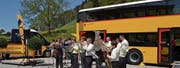 Die Postauto-Musik unter der Leitung von Alois Gmür spielt vor dem Postauto-Cabriolet, Jahrgang 2017, mit 20 Sitzplätzen und dem 80 Sitzplätze bietenden Doppelstöcker Alexander Dennis, Jahrgang 2017. (Bilder: Adi Lippuner)