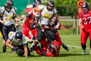 Die Bouncers (in Rot) wehren sich erfolglos gegen die Schaffhauser. Bild: Adrian Imholz (Zug, 12. Mai 2018)