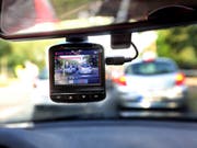 Eine sogenannte Dashcam, befestigt an der Windschutzscheibe, filmt den Strassenverkehr aus einem Auto. (Bild: Keystone/DPA/WOLFGANG KUMM)