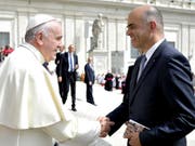 Baldiges Wiedersehen in Genf: Auf dem Bild vom Mai 2015 wird Alain Berset in Rom von Papst Franziskus begrüsst. Im Juni wird der Bundespräsident den Papst in Genf empfangen. (Bild: Keystone/AP L'Osservatore Romano Pool/L'OSSERVATORE ROMANO)