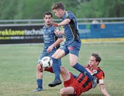 Herisaus Luca Keller (rot) luchst Sirnachs Remy Manz den Ball ab. Im Hintergrund steht aber Torschütze Safet Etemi zur Stelle. (Bild: Mario Gaccioli)