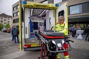 Thomas Borm, Leiter des Rettungsdienstes am Kantonsspital Obwalden, demonstriert die automatische Trage der neuen Ambulanz. Bild: Corinne Glanzmann (Sarnen, 15. Mai 2018)