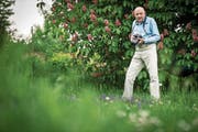 Immer mit der Kamera unterwegs: Schmetterling-Experte Manfred Hertzog. (Bild: Reto Martin)