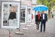 Jacqueline Amrhein und René Freiermuth von der IG Altstadt Zug freuen sich über die gelungenen Plakate. Bild: Stefan Kaiser (Zug, 14. Mai 2018)