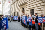 Die Bewohner des Maihof-Quartiers protestierten vergangene Woche vor dem Regierungsgebäude gegen die geplante Spange Nord. Bild: Roger Grütter (Luzern, 8. Mai 2018)