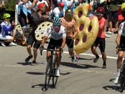 Angefeuert von einem begeisterten Publikum lässt der Kolumbianer Egan Bernal im Schlussanstieg der 2. Etappe die Konkurrenz stehen (Bild: KEYSTONE/AP/MARK J. TERRILL)