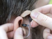 Ab 1. Juli erhalten AHV-Rentnerinnen und -Rentner einen Pauschalbeitrag für zwei Hörgeräte, falls sie diese brauchen. (Bild: KEYSTONE/CHRISTIAN BEUTLER)