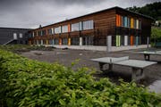 Der Trakt A des Schulhauses Würzenbach soll um ein Geschoss erhöht werden. Dafür beantragt der Stadtrat einen Kredit von 8,3 Millionen Franken. Bild: Boris Bürgisser (15. Mai 2018)