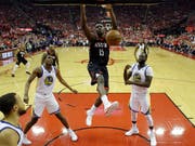 Der Genfer Clint Capela (Nummer 15) versenkte bei den Houston Rockets sechs seiner sieben Würfe (Bild: KEYSTONE/AP/DAVID J. PHILLIP)