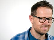 Autor und Kabarettist Bänz Friedli geht mit den Gegnern des Geldspiel-Gesetzes hart ins Gericht. Er hält den Vorwurf der Staatszensur für "polemisch und dumm". (Bild: KEYSTONE/WALTER BIERI)