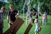 Besucher an der Vernissage der Bildhauerwoche 2016 im Murg-Auen-Park. (Bild: Reto Martin (31. August 2016))