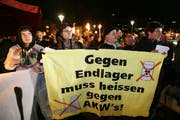 Demonstration vor der Turnhalle Turmatt in Stans gegen Atomendlager-Pläne in Nidwalden. (Archivbild: Philipp Schmidli, 3. Oktober 2008)