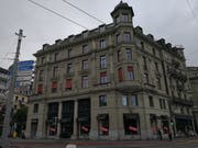 Unübersehbar: An den Schaufenstern des Geschäftes «Bed & Table» hängen Schilder mit der Aufschrift «Totalausverkauf». Bild: Stefanie Nopper