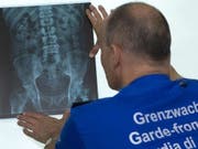 Drogenkuriere oder sogenannte Bodypacker verschlucken Drogen, um sie unbemerkt transportieren zu können. Mit Röntgenaufnahmen können die Fingerlinge lokalisiert werden. (Bild: Symbolbild Grendwachtregion III)