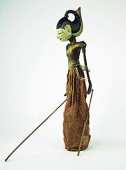 Unter dem Rock der indonesischen Stabfigur verbirgt sich eine alte Flasche mit St. Galler Kraftessenz. (Bild: PD/Historisches und Völkerkundemuseum)