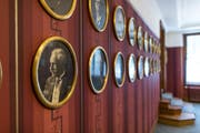 Porträtbilder von ehemaligen Bundesrichtern: Eine Initiative fordert, dass das Los in Zukunft über die Nominierung entscheiden soll. (Keystone/Gaetan Bally)