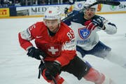Der Schweizer Sven Andrighetto (in Rot) im Spiel gegen Frankreich (hinten Alexandre Texier). Bild: Andy Müller/Freshfocus (Kopenhagen, 15. Mai 2018)