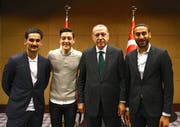Die beiden deutschen Nationalspieler Ilkay Gündogan (Manchester City, links) und Mesut Özil (Arsenal, 2. von links) posieren mit dem türkischen Präsidenten Recep Tayyip Erdogan (2. von rechts). Rechts im Bild: Everton-Profi Cenk Tosun.(Bild: Keystone/presidental press service (London, 13. Mai 2018))