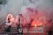 Aarauer Fans haben im Grünfeld-Stadion während der Partie gegen Rapperswil-Jona mehrmals mit Pyrofackeln Spielunterbrüche provoziert.Bild: Manuela Matt