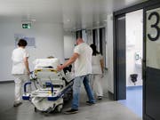 Die Kantone zahlen heute mehr als die Hälfte der Kosten einer Spitalbehandlung. Sie fürchten um ihren Einfluss, falls sie das Geld künftig den Krankenkassen abliefern müssen. (Bild: KEYSTONE/JEAN-CHRISTOPHE BOTT)