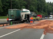 Beim Selbstunfall eines Sattelschleppers lief auch Diesel aus. Die A1 war während Stunden in beiden Richtungen nur beschränkt befahrbar. (Bild: Handout Kantonspolizei Aargau)