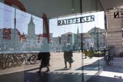 Nach den Turbulenzen der letzten Monate kommt es bei der Raiffeisen zum grossen Umbruch: Filiale am Limmatquai in Zürich. (Gaëtan Bally/Keystone, 18. April 2018)