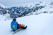 Wintersportler auf dem Schlitten. (Bild PD)