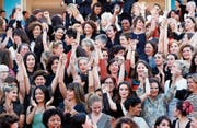 Schauspielerinnen und Regisseurinnen forderten auf dem roten Teppich in Cannes gleiche Rechte in der Filmbranche. (Bild: Franck Robochon/EPA)