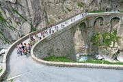 Eine Wandergruppe während des Gotthardmarschs auf der Teufelsbrücke. (Bild: PD)