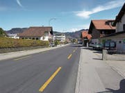 Beispiel einer Kernfahrbahn in Thun ohne Mittellinien, aber mit Radstreifen. (Bild: Beratungsstelle für Unfallverhütung bfu)
