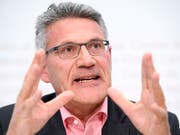 Der Schwyzer SVP-Nationalrat Pirmin Schwander erklärt die Ziele seiner Kesb-Initiative. Die Kesb sollen künftig nicht mehr mitreden können, wenn es um die Vertretung einer urteilsunfähigen Person geht. Die Initiative verlangt ein Vertretungsrecht für Familienangehörige. (Bild: KEYSTONE/ANTHONY ANEX)